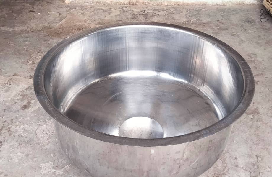 large size Pure steel Pot in Nice condition 0