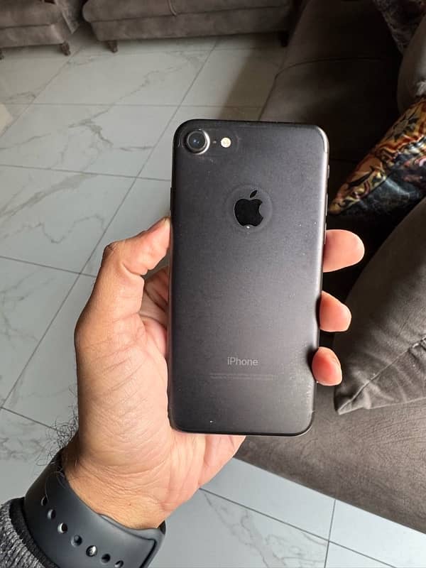 iPhone 7 black 32GB PTA approved excellent working condition 4