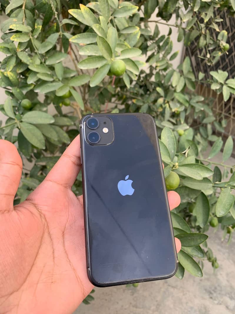 iPhone 11 - 64GB (Black) in 10/10 Condition 1