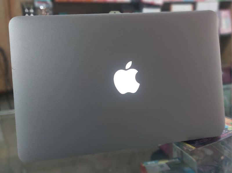 Apple Macbook Air 2011 memory 2 64  all ok window 10 b instal hoti hai 1