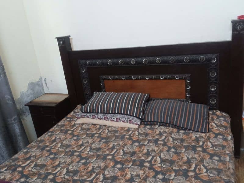 one side table double bed 0