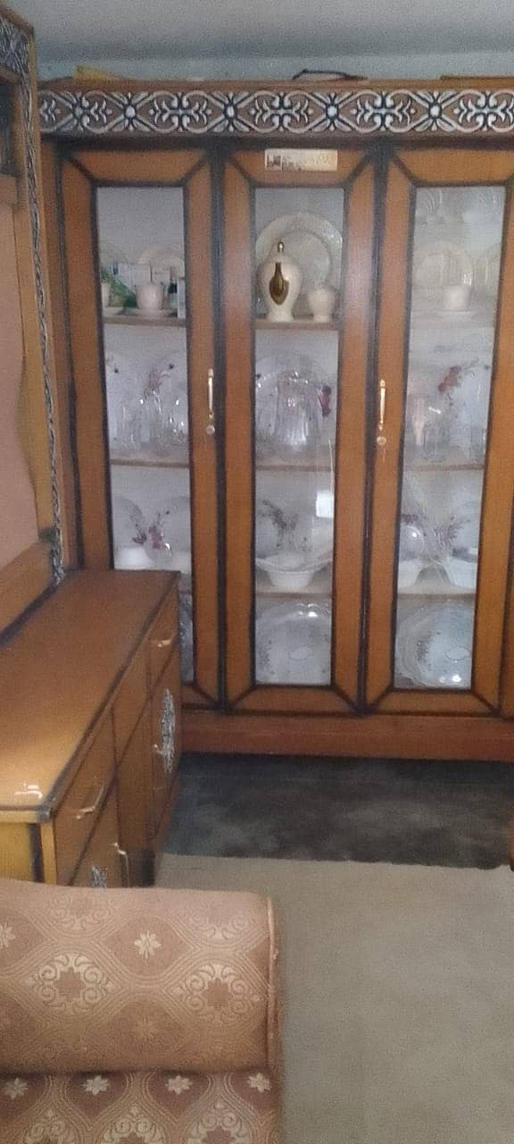 Showcase and Dressing Table for sale 0