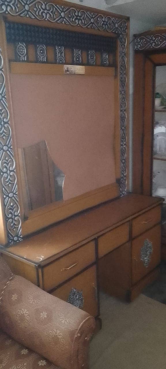 Showcase and Dressing Table for sale 2