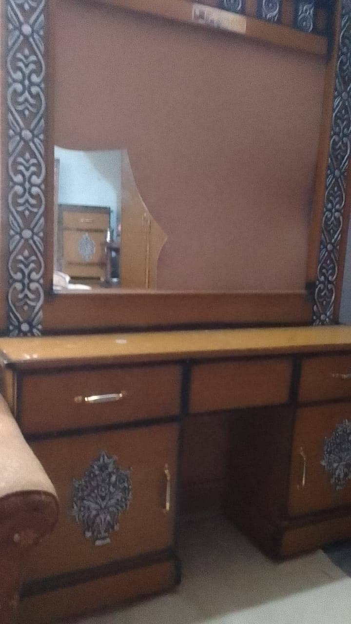 Showcase and Dressing Table for sale 3