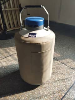 Liquid nitrogen container