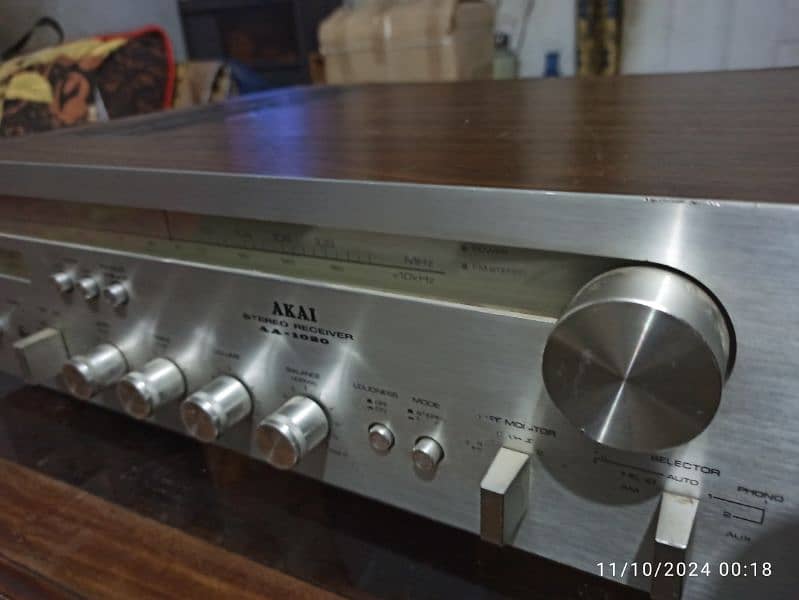 Vintage AKAI Stereo Amplifier 1