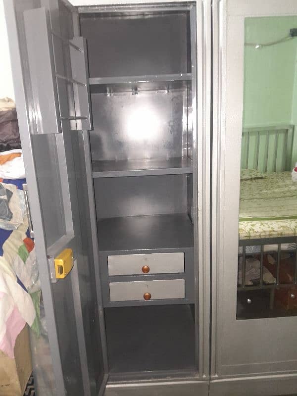 bed and wardrobe for sell 3