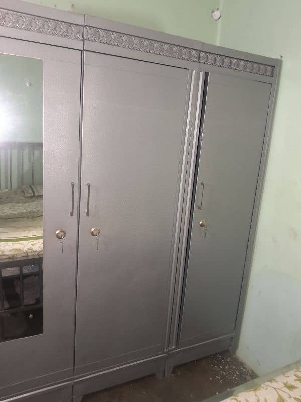 bed and wardrobe for sell 5