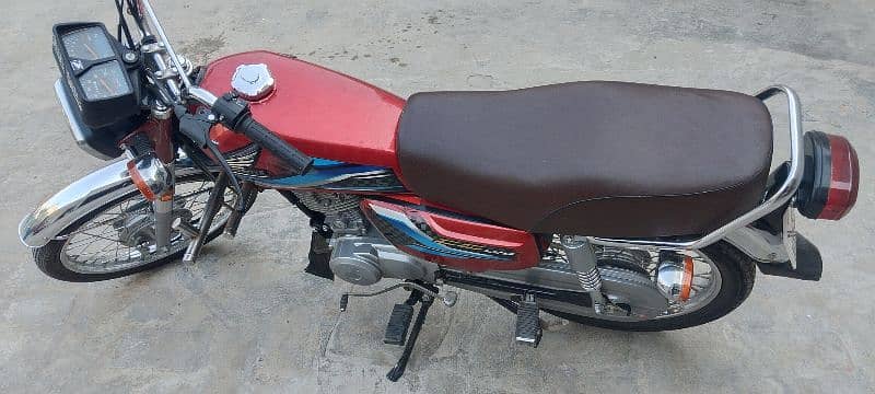 Honda 125 Red Color For sale like new condition 4