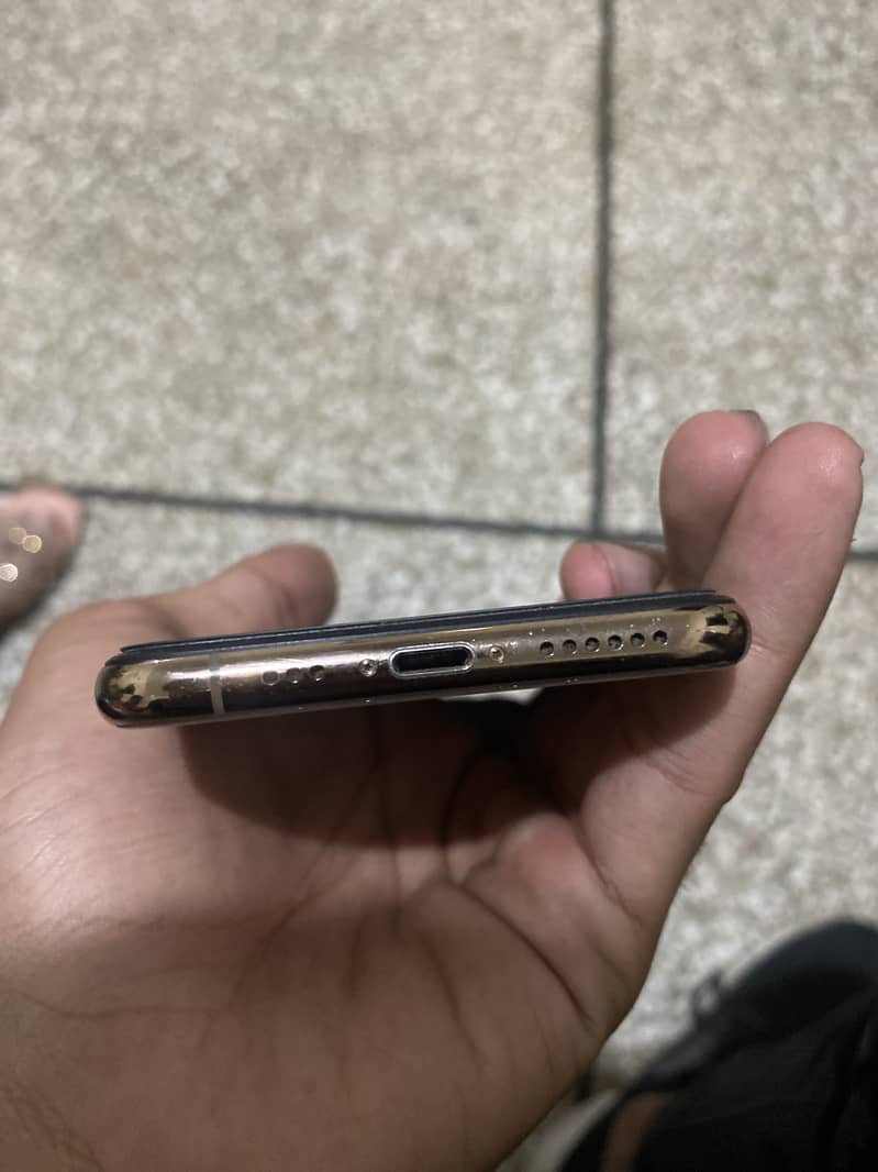 Apple iPhone XS 4