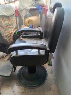 Hair cutting saloon chair