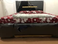 selling  my  queen size bed no mattress