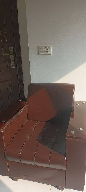 5 seater Sofa set with center table. leather look 10/10 condition. 1