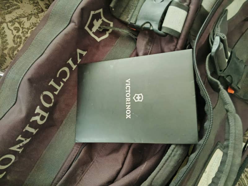 Victorinox 2 in 1 duffe bagl and backpack 1