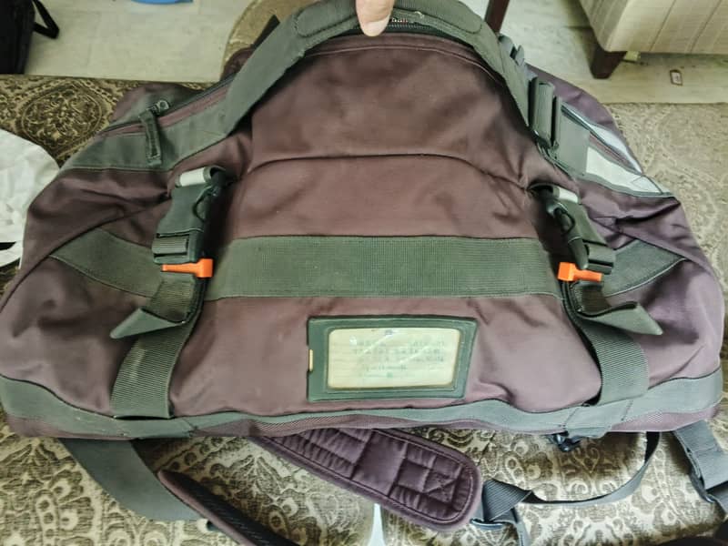 Victorinox 2 in 1 duffe bagl and backpack 4