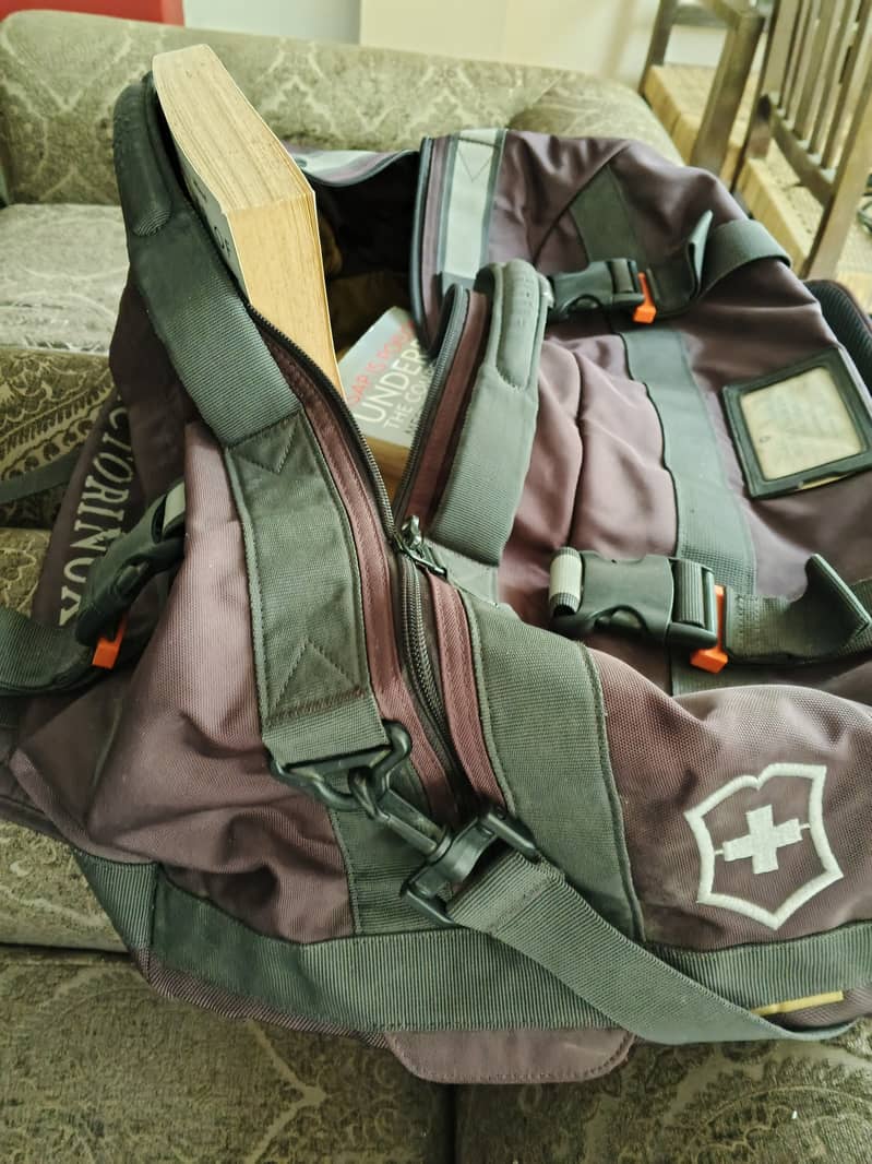 Victorinox 2 in 1 duffe bagl and backpack 6