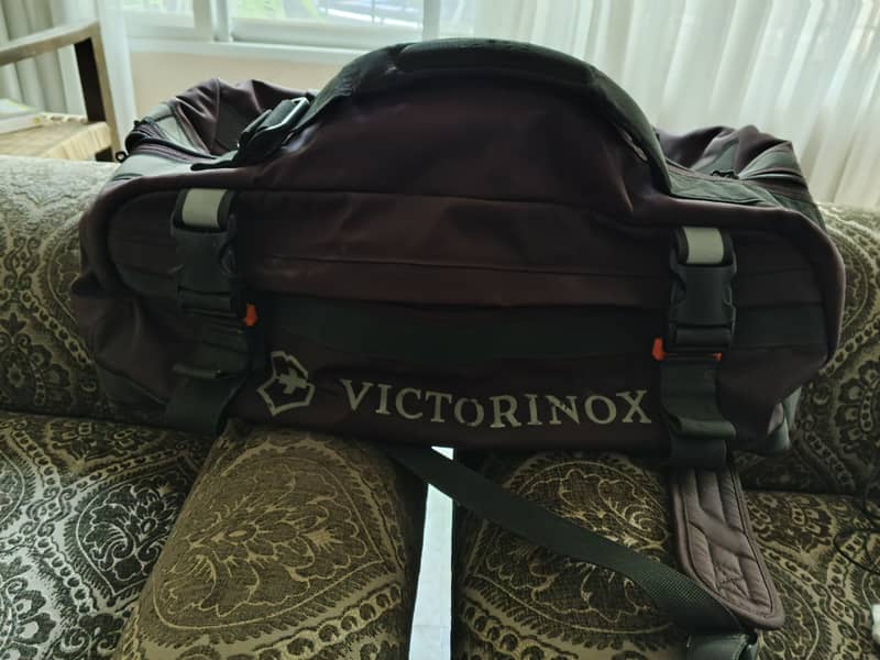 Victorinox 2 in 1 duffe bagl and backpack 10