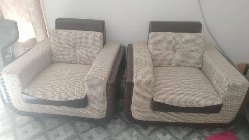 Slightly used 7 seater sofa set with center table 4