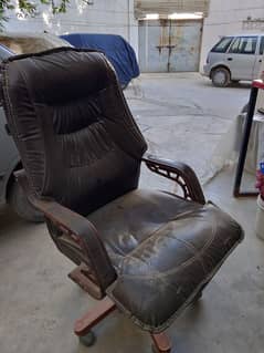 Selling Boss chair + table