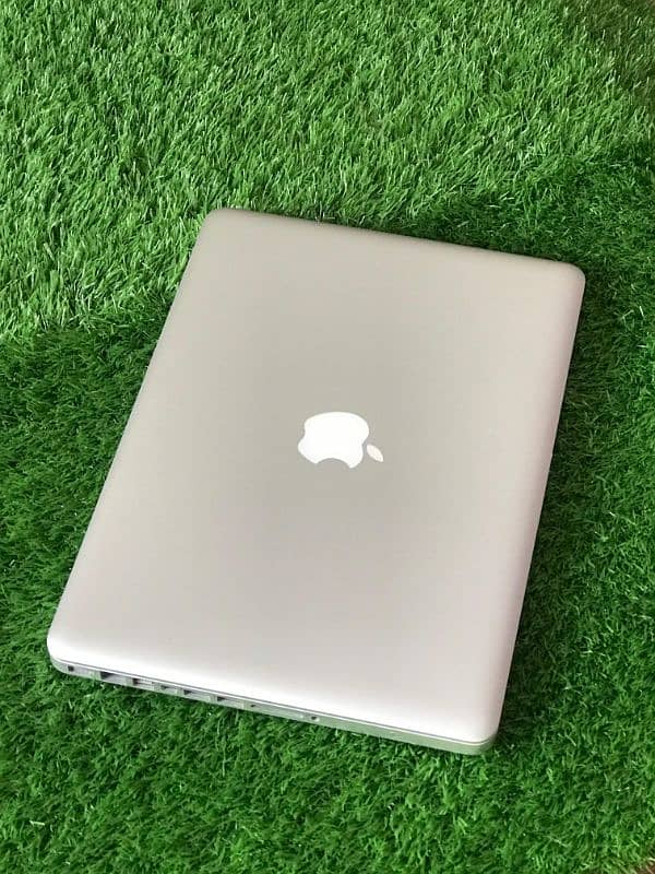 MacBook pro 12 core i5 8gb ram 500gb HDD 0