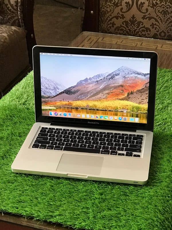 MacBook pro 12 core i5 8gb ram 500gb HDD 1