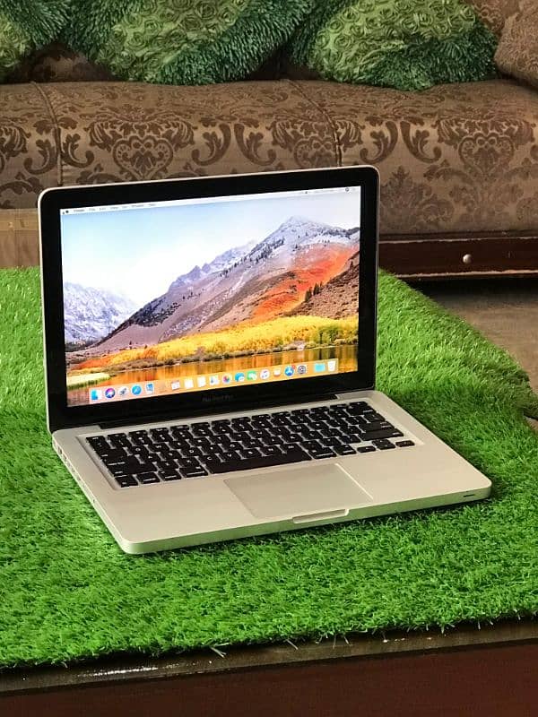 MacBook pro 12 core i5 8gb ram 500gb HDD 4