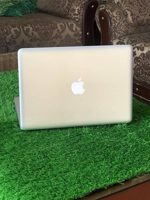 MacBook pro 12 core i5 8gb ram 500gb HDD 5