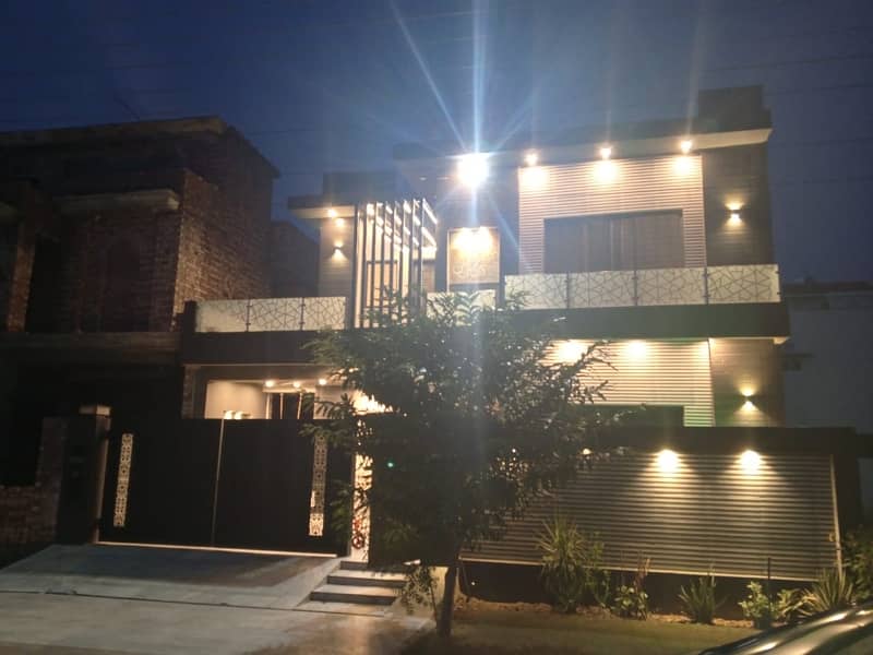 Prime Location 10 Marla House In Central Park Housing Scheme For sale At Good Location 15