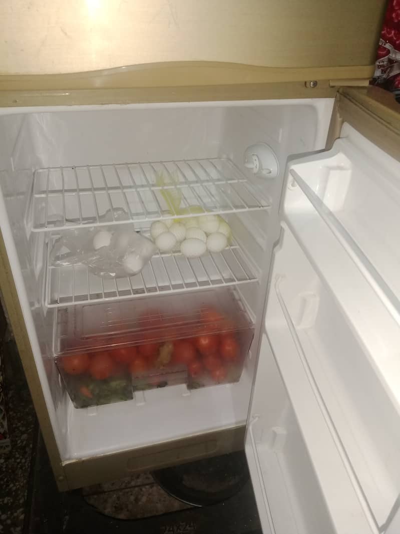 Refrigerator in good condition. family used refrigerator 2