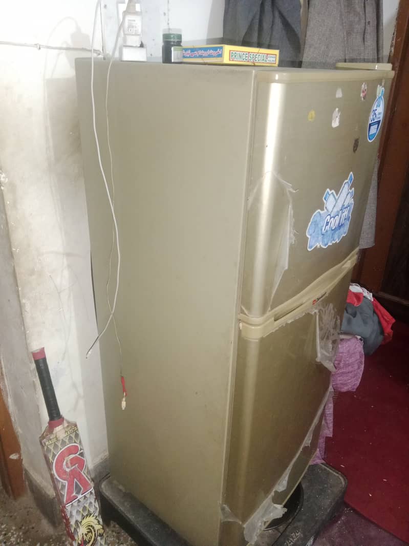 Refrigerator in good condition. family used refrigerator 4