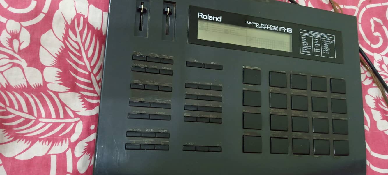 Roland R8 Drum Machine Yamaha PSR Keyboard Piano Casio Korg 0