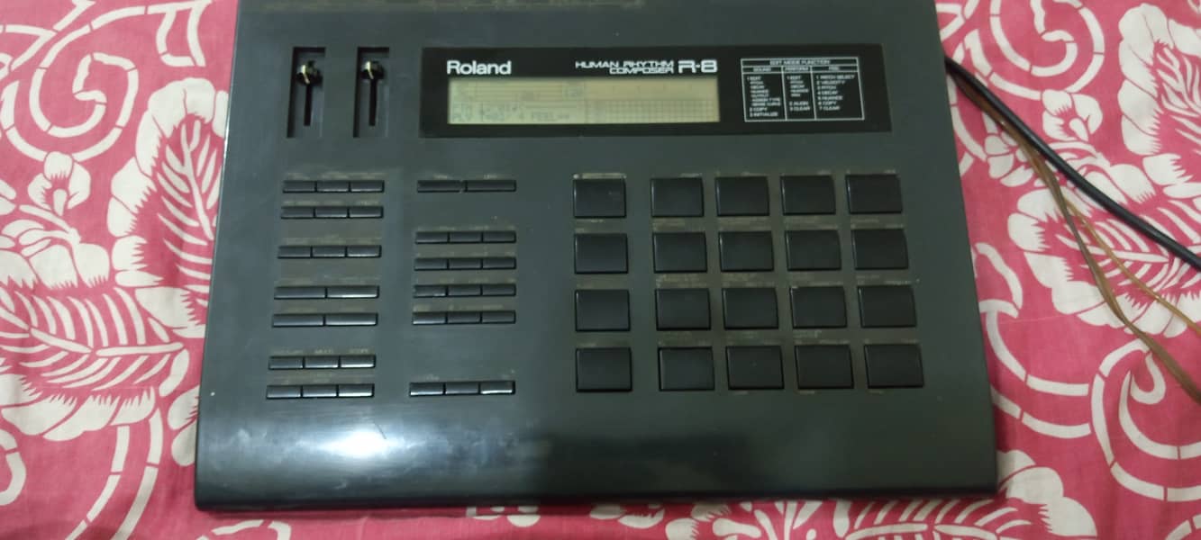 Roland R8 Drum Machine Yamaha PSR Keyboard Piano Casio Korg 2