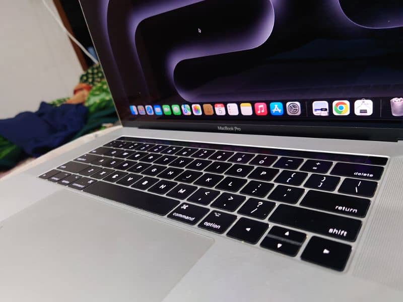 MacBook pro 2017| 15 inch| i7 16GB/512 GB storage| 4GB Graphic card| 1