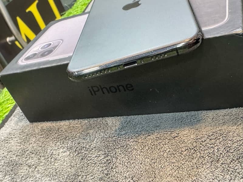 iphone 11pro max 256gb pta approved 4