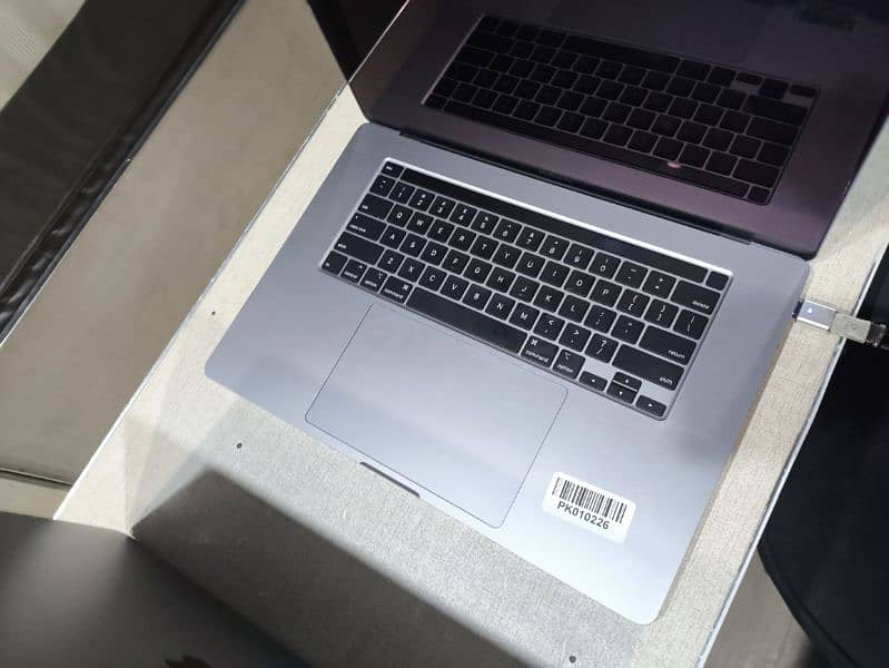 2019//2020/2022 Apple MacBook Pro 10/10 condition 2