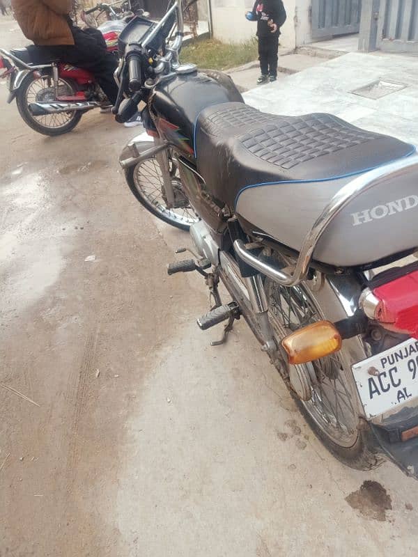 Black Honda CD 70 2021 used like New 4