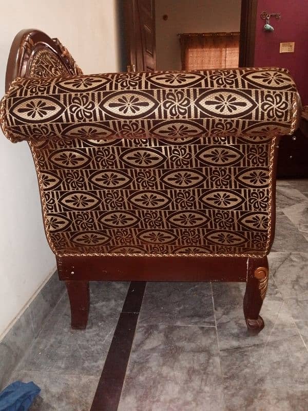 Beautiful wooden deewan available for sale. 3