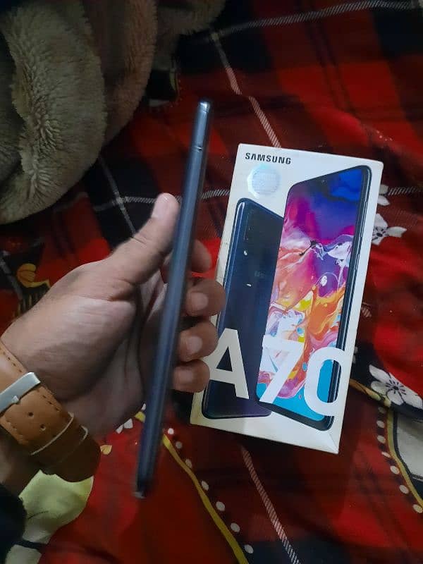 SAMSUNG A70 3