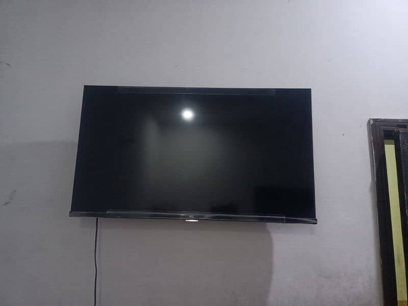 TCL LED40 Smart TV condition 10/10 1