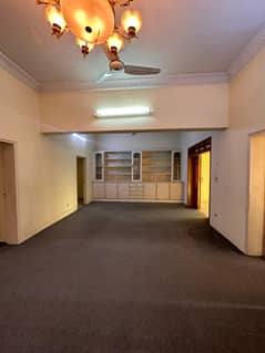 Vip portion for rent location main chaklala scheme 3 3bed tv lounge drawing room kichan 3bath Pani bijli gass sab available car porch sepce available