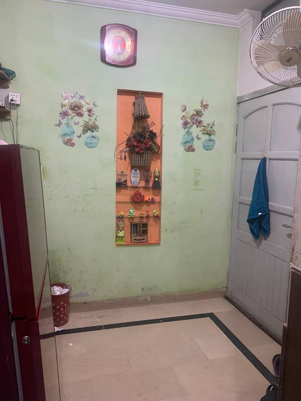 Family flat for rent location yousaf colony 2bed tv lounge 2bath kichan Pani bijli gass sab available 3