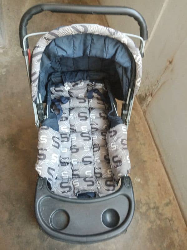 pram (scroller) in new condition 4