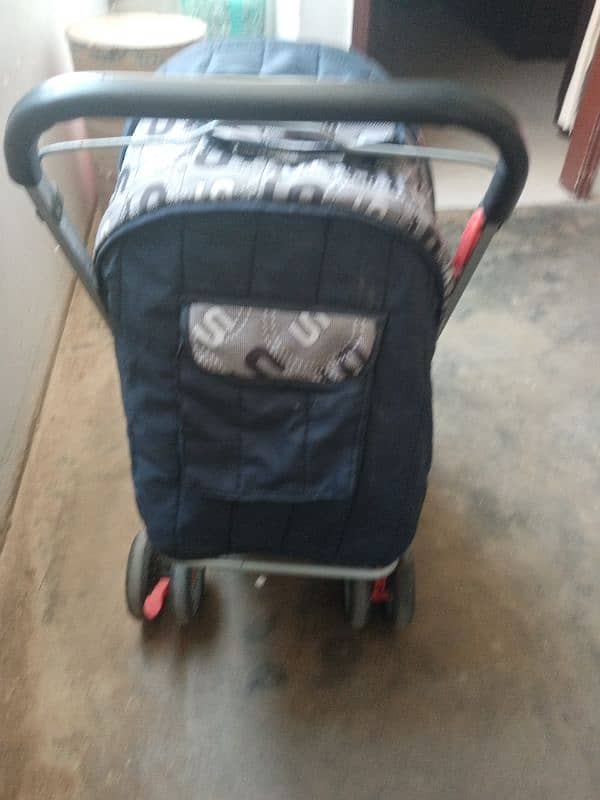 pram (scroller) in new condition 6