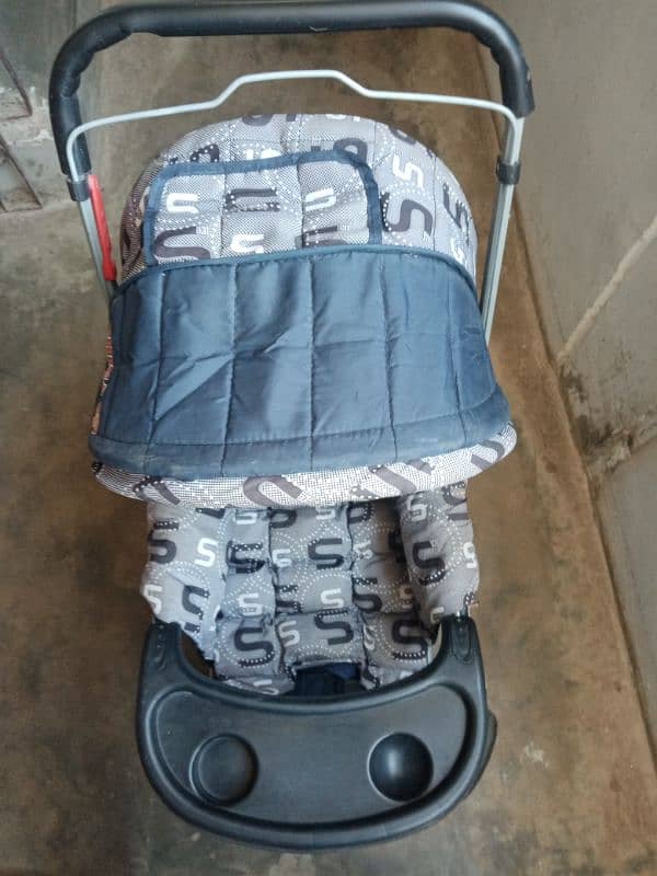 pram (scroller) in new condition 9