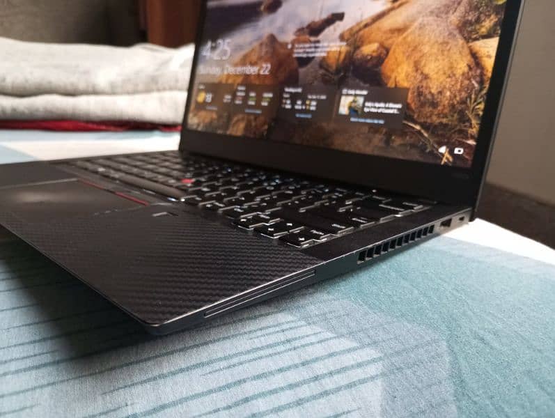 Lenovo ThinkPad T490s 3