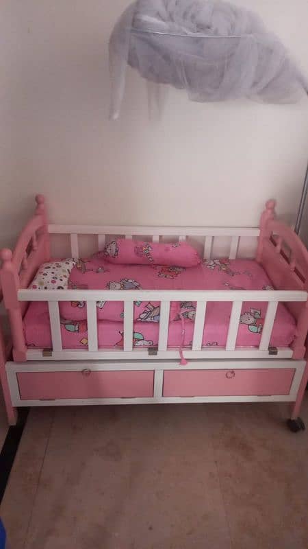 baby cot for sale . in pink colour 1