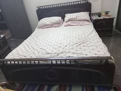 wooden queen size bed with matress