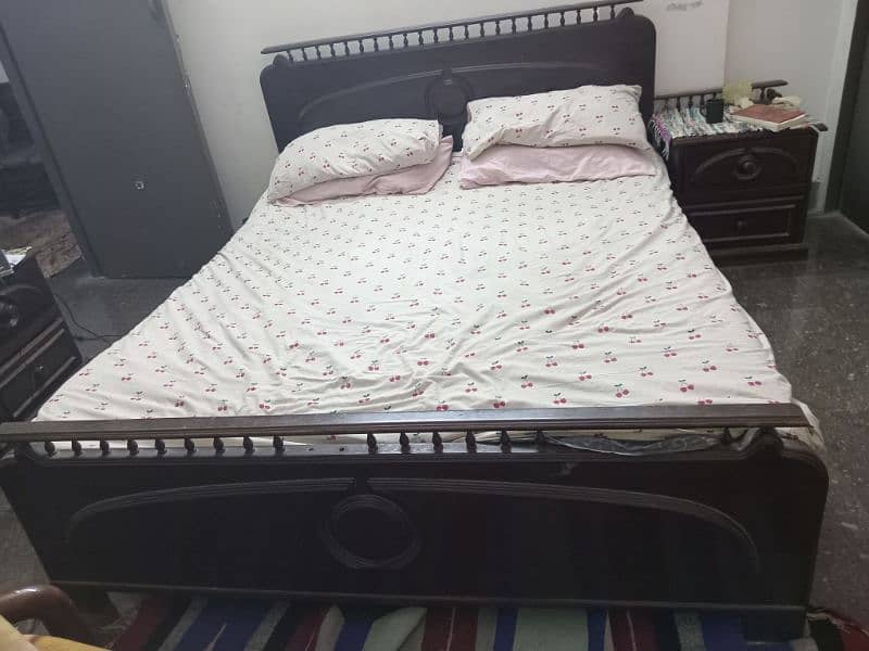 wooden queen size bed with matress 0