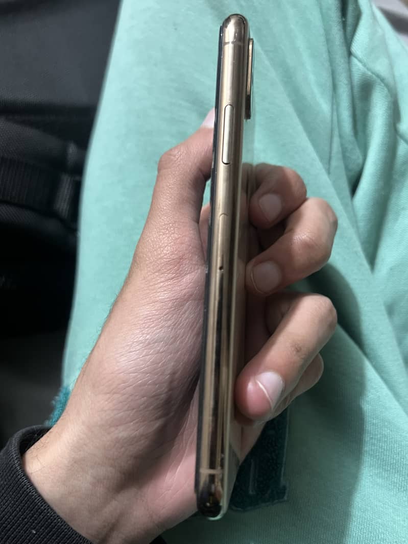 Apple iPhone XS 4