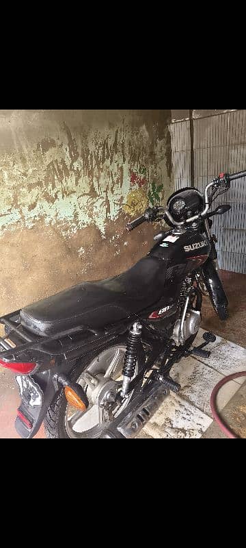 bilkul 10 by 10 condition ha new tyres and new battery instal ha 3